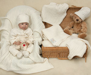 Одежда для новорожденного Lorita КОСИЧКА из шерсти мериноса для новорожденного: шапки, рукавички,кофточка, штанишки,плед,пинетки